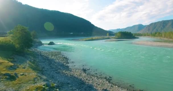 Volo a bassa quota sul fresco fiume di montagna veloce con rocce al soleggiato mattino d'estate. — Video Stock