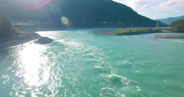 Laaggelegen vlucht over verse snelle bergrivier met rotsen op zonnige zomerochtend. — Stockvideo
