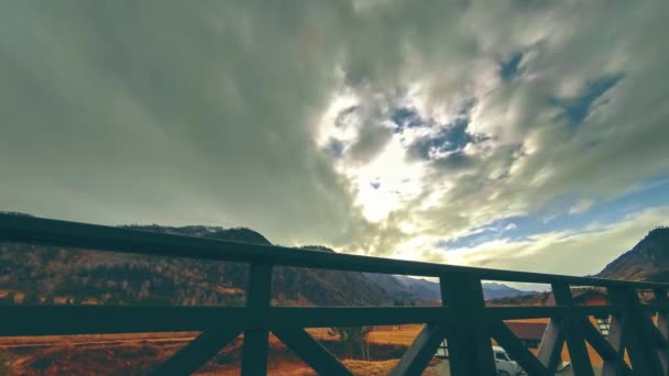 Timelapse του ξύλινου φράχτη στην ψηλή βεράντα στο ορεινό τοπίο με σύννεφα. Οριζόντια κίνηση κύλισης — Αρχείο Βίντεο