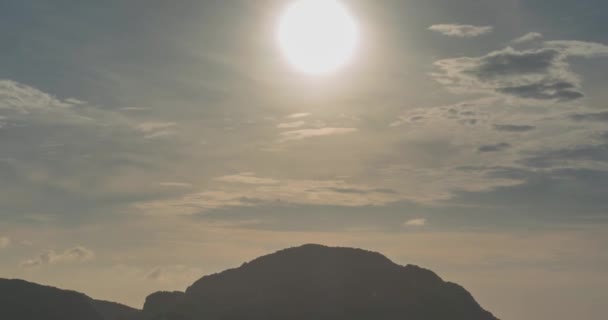 ピピ島の素晴らしい湾の上の日の雲の時間経過ボートと島の風景。アンダマン海のラグーン. — ストック動画