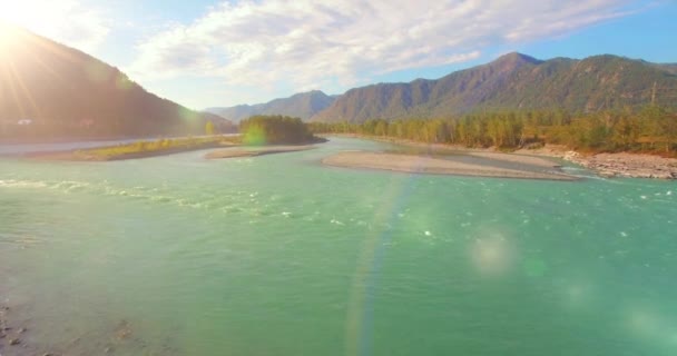 Nízká nadmořská výška letu přes čerstvé rychlé horské řeky se skálami na slunné letní ráno. — Stock video
