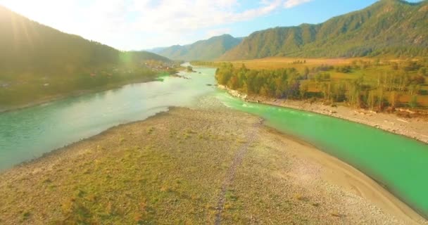 Vuelo de baja altitud sobre el río fresco de montaña rápida con rocas en la soleada mañana de verano. — Vídeos de Stock