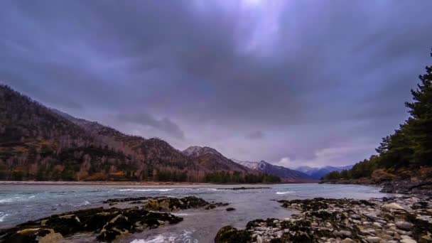 山林附近一条河流的时光流逝拍摄。巨大的岩石和快速的云彩运动. — 图库视频影像