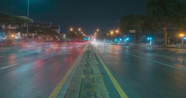 Hiperlapso del tráfico nocturno de la ciudad en la intersección de calles. Timelapse del movimiento de coches y motos. — Vídeos de Stock