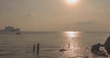 Gün batımında deniz ya da okyanus üzerinde ışık hızının artması. Tropik iklimde sıcak yaz havası. Panoramik hareket.