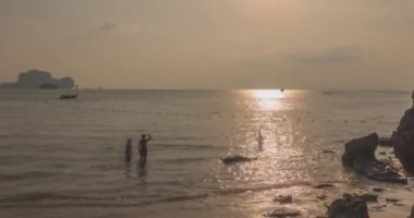 Gün batımında deniz ya da okyanus üzerinde ışık hızının artması. Tropik iklimde sıcak yaz havası. Panoramik hareket.