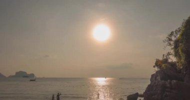 Gün batımında deniz ya da okyanus üzerinde ışık hızının artması. Tropik iklimde sıcak yaz havası. Panoramik hareket.