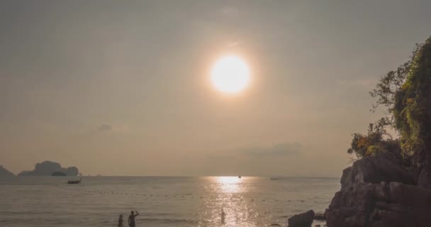 Caducidad de los rayos de luz sobre el mar o el océano al atardecer. Tiempo caluroso de verano en tropical. Movimiento panorámico. — Vídeo de stock