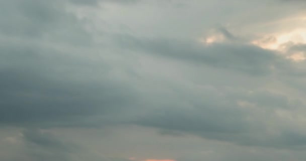 Zeitraffer von Lichtstrahlen über dem Meer oder Ozean bei Sonnenuntergang. Heißes Sommerwetter bei tropischem Wetter. Panoramabewegung. — Stockvideo