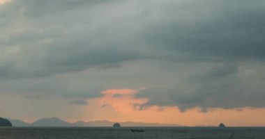 Gün batımında deniz ya da okyanus üzerinde ışık hızının artması. Tropik iklimde sıcak yaz havası. Panoramik hareket.