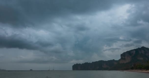Kumsalda ve teknelerle deniz manzarasında yağmur bulutları hızlanıyor. Okyanusta tropik fırtına. — Stok video