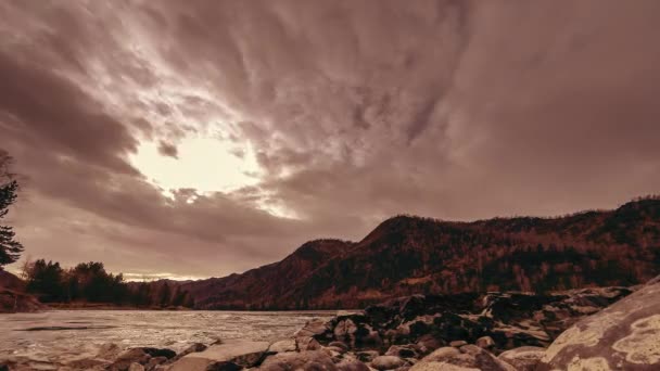 Plan temporel d'une rivière près de la forêt de montagne. D'énormes rochers et des nuages rapides se déplacent. Mouvement horizontal du curseur — Video