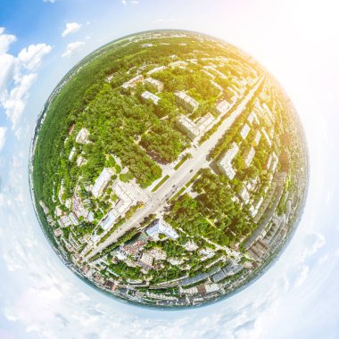 Kesişen yollar, evler, binalar, parklar ve otoparklar olan havacılık şehri manzarası. Güneşli yaz panoramik resmi