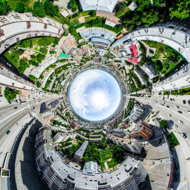 Kesişen yollar, evler, binalar, parklar ve otoparklar olan havacılık şehri manzarası. Güneşli yaz panoramik resmi