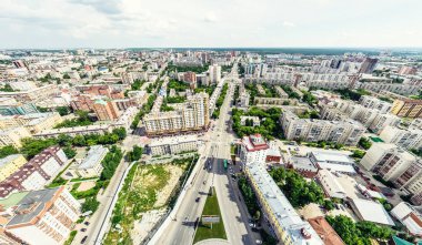 Kesişen yollar, evler, binalar, parklar ve otoparklar olan havacılık şehri manzarası. Güneşli yaz panoramik resmi