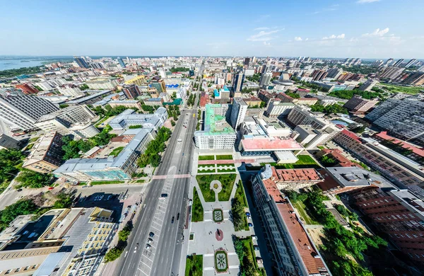 Vista aérea de la ciudad con encrucijadas y caminos, casas, edificios, parques y estacionamientos. Imagen panorámica soleada de verano —  Fotos de Stock