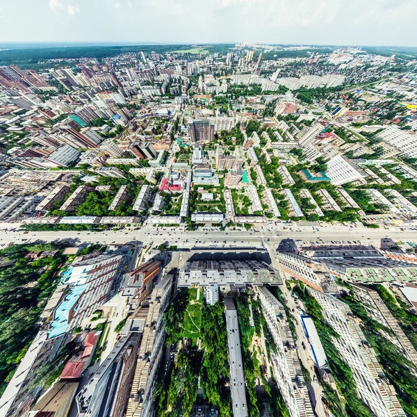 Вид с воздуха на город с перекрестками и дорогами, дома, здания, парки и автостоянки. Солнечное летнее панорамное изображение — стоковое фото