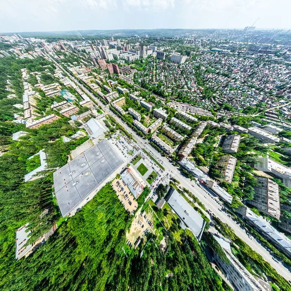 交差点や道路、住宅、建物、公園や駐車場と空中都市の景色。晴れた夏のパノラマ画像 — ストック写真