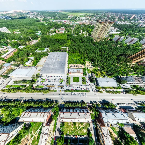 Légi kilátás kereszteződésekkel és utakkal, házak, épületek, parkok és parkolók. Napfényes nyári panoráma kép — Stock Fotó