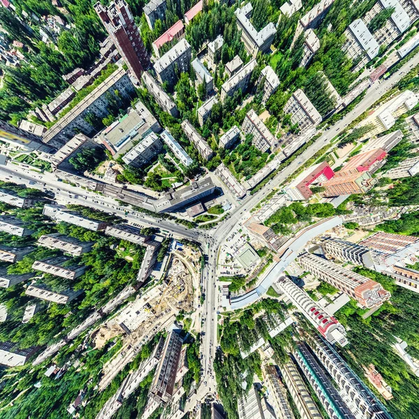 Vista aérea de la ciudad con encrucijadas y caminos, casas, edificios, parques y estacionamientos. Imagen panorámica soleada de verano —  Fotos de Stock