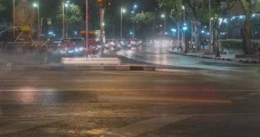 Sokak kavşağında gece trafiğinin aşırı hızlanması. Arabaların ve motorsikletlerin hareket zamanı.