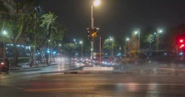 Sokak kavşağında gece trafiğinin aşırı hızlanması. Arabaların ve motorsikletlerin hareket zamanı.