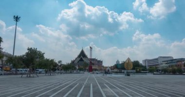 Wat Suthat Tapınağı'nın timelapse, Larn Kon Mueng görünümü. Bangkok, Tayland. Kasım 21, 2018