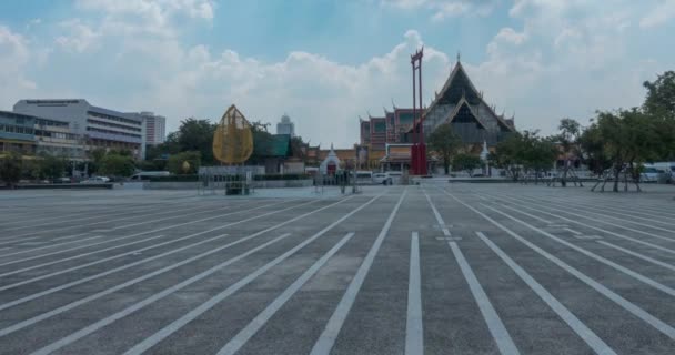 Zeitraffer von wat suthat Tempel, Blick von larn kon mueng. Bangkok, Thailand. 21. November 2018 — Stockvideo