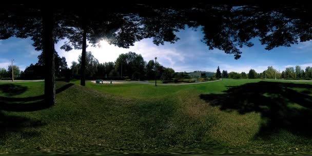 UHD 4K 360 VR Realidad virtual de un área recreativa del parque de la ciudad. Árboles y hierba verde en el día de otoño o verano — Vídeos de Stock