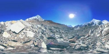 Khumbu Buzulu 'ndaki Everest Üssü' nün 360. Khumbu Vadisi, Sagarmatha Ulusal Parkı, Himalayalar 'ın Nepal' i. Gorak Shep yakınlarındaki EBC rotası.