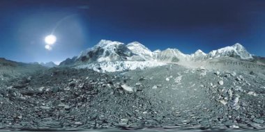 Khumbu Buzulu 'ndaki Everest Üssü' nün 360. Khumbu Vadisi, Sagarmatha Ulusal Parkı, Himalayalar 'ın Nepal' i. Gorak Shep yakınlarındaki EBC rotası.