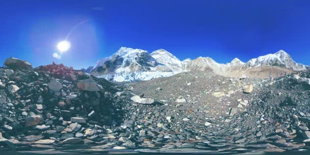 360 vr Everestského tábora na ledovci Khumbu. Údolí Khumbu, národní park Sagarmatha, Nepál Himálaje. Trasa EBC poblíž Gorak Shep. — Stock video