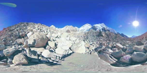 360 vr Everestského tábora na ledovci Khumbu. Údolí Khumbu, národní park Sagarmatha, Nepál Himálaje. Trasa EBC poblíž Gorak Shep. — Stock video