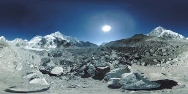 Khumbu Buzulu 'ndaki Everest Üssü' nün 360. Khumbu Vadisi, Sagarmatha Ulusal Parkı, Himalayalar 'ın Nepal' i. Gorak Shep yakınlarındaki EBC rotası.