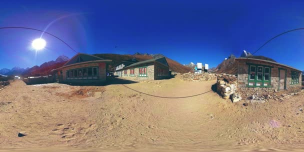 VR 4K del villaggio di Dingboche e Pheriche in Nepal, punto base della pista del campo base. EBC. Stupa buddista in montagna. — Video Stock