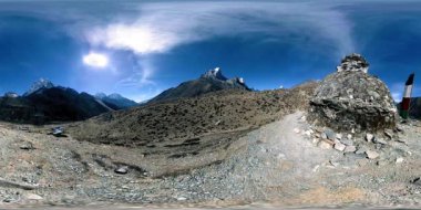 Nepal 'deki Dingboche ve Pheriche köyünün 4K VR' si, Everest ana kamp alanının temel noktası. EBC. Dağdaki Budist aptallığı..
