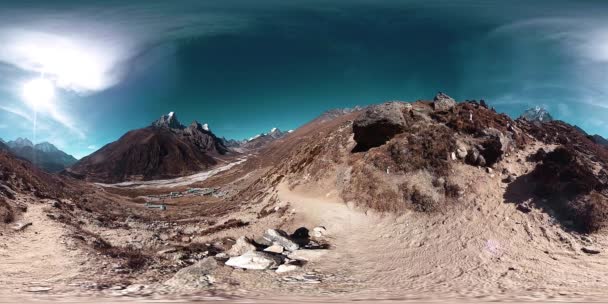 Nepal 'deki Dingboche ve Pheriche köyünün 4K VR' si, Everest ana kamp alanının temel noktası. EBC. Dağdaki Budist aptallığı.. — Stok video