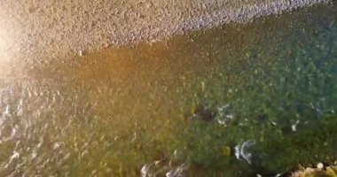 Güneşli yaz sabahında kayalarla birlikte taze, hızlı dağ nehri üzerinde alçak irtifa uçuşu..