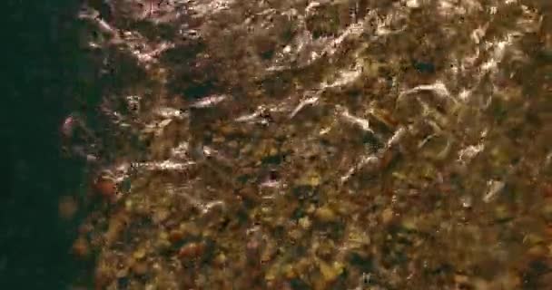 Vuelo de baja altitud sobre el río fresco de montaña rápida con rocas en la soleada mañana de verano. — Vídeo de stock