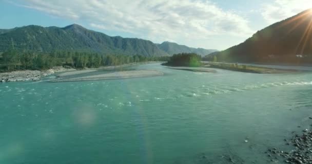 Volo a bassa quota sul fresco fiume di montagna veloce con rocce al soleggiato mattino d'estate. — Video Stock