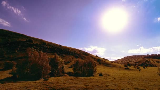 Yazın 4K UHD dağ çayırı zaman dilimi. Bulutlar, ağaçlar, yeşil çimenler ve güneş ışınları hareketi. — Stok video