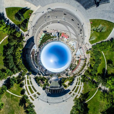 Yolları, evleri ve binaları olan havacılık şehri manzarası.