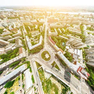 Kesişen yollar, evler, binalar, parklar ve otoparklar olan havacılık şehri manzarası. Güneşli yaz panoramik resmi