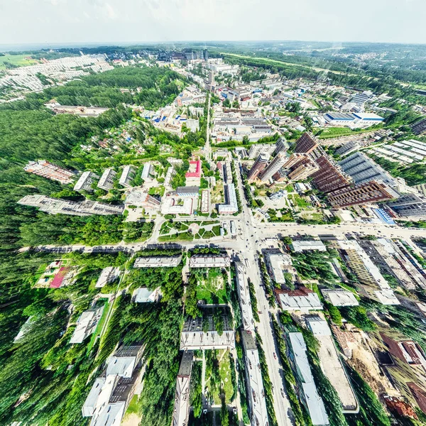 Uitzicht op de stad vanuit de lucht met kruispunten en wegen, huizen, gebouwen, parken en parkeerplaatsen. Zonnige zomer panoramisch beeld — Stockfoto