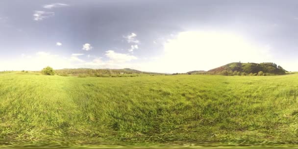 360 VR de um belo cume do prado da montanha no verão ou no outono. Nuvens, relva verde e raios solares. — Vídeo de Stock