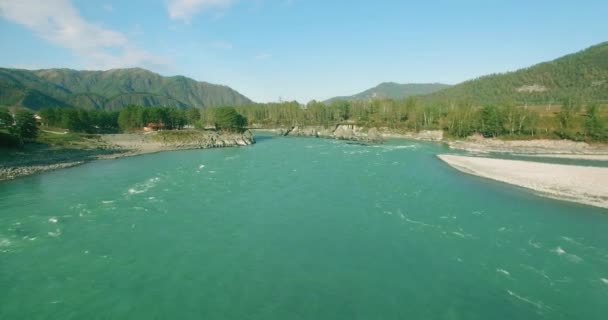 Volo a bassa quota sul fresco fiume di montagna veloce con rocce al soleggiato mattino d'estate. — Video Stock