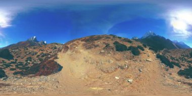 Nepal 'deki Dingboche ve Pheriche köyünün 4K VR' si, Everest ana kamp alanının temel noktası. EBC. Dağdaki Budist aptallığı..