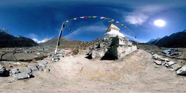 4K VR da aldeia de Dingboche e Pheriche, no Nepal, ponto básico da pista de acampamento base do Everest. EBC. Estupa budista na montanha. — Vídeo de Stock