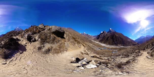 Nepal 'deki Dingboche ve Pheriche köyünün 4K VR' si, Everest ana kamp alanının temel noktası. EBC. Dağdaki Budist aptallığı.. — Stok video