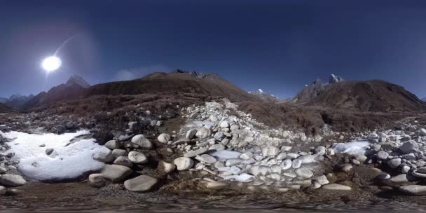 4K VR de Dingboche y la aldea de Pheriche en Nepal, punto básico de pista de campamento base everest. EBC. Estupa budista en la montaña. — Vídeo de stock
